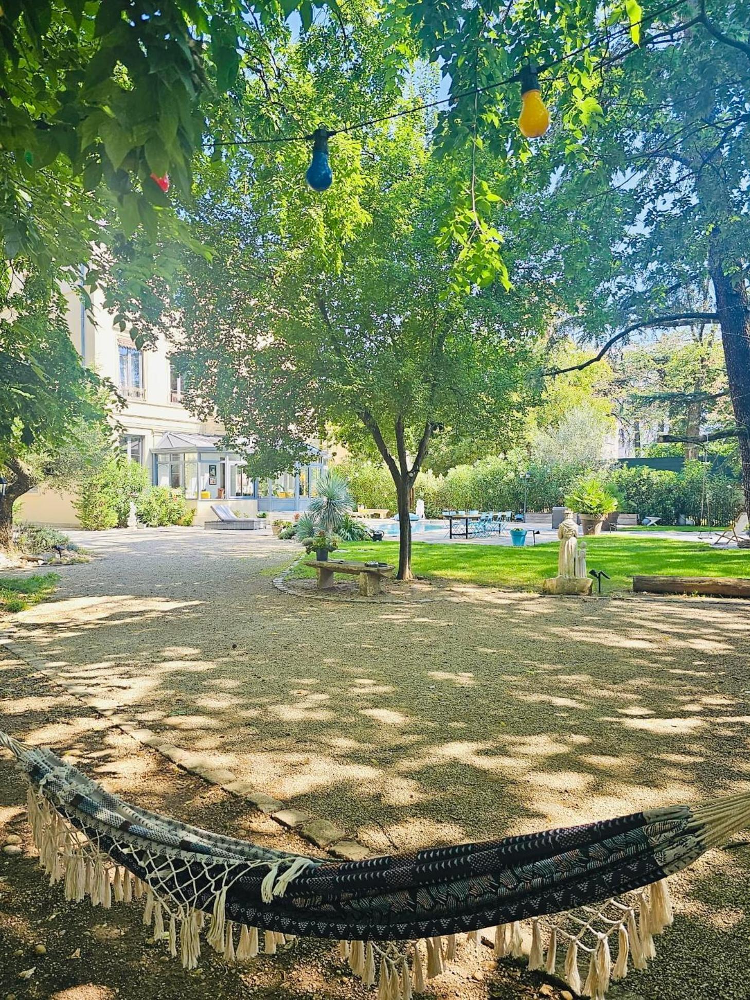 Chateau Grandclement Lyon Villeurbanne Niveau Rdc - Tresor Cache En Ville Avec Vue Piscine Et Parc Buitenkant foto